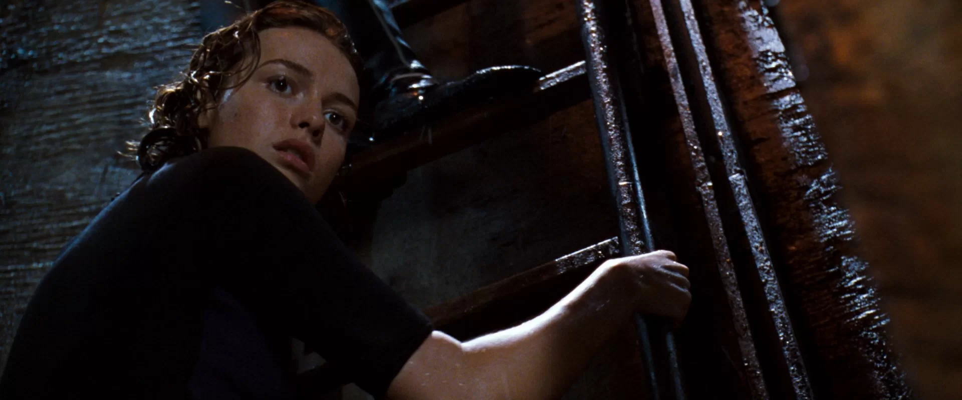 03 - Deep Blue Sea 1999 1080p BluRay DTSx264-FANDANGO.mkv_snapshot_01.02.51.309.webp