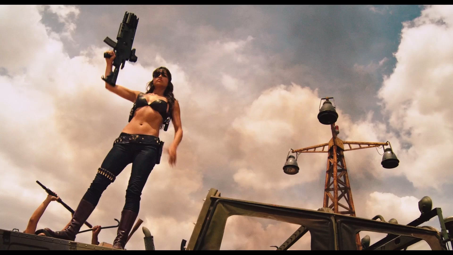 03 - PDV - Machete 2010 1080p BluRay REMUX.AVC DTS-HD MA5.1-TapDoanSatThu.mkv_snapshot_01.37....webp