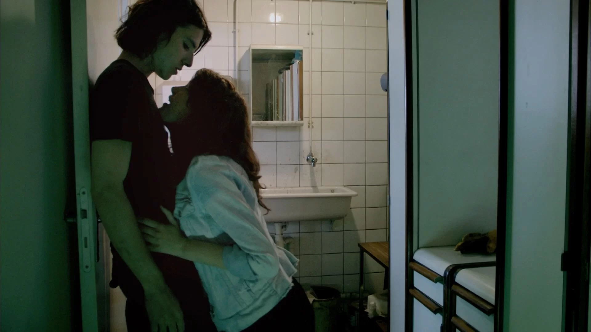 03 - Q AKA Desire 2011 1080p ReMUX AVC DTS-HD MA.5.1-SDT.mkv_snapshot_01.02.04.960.webp