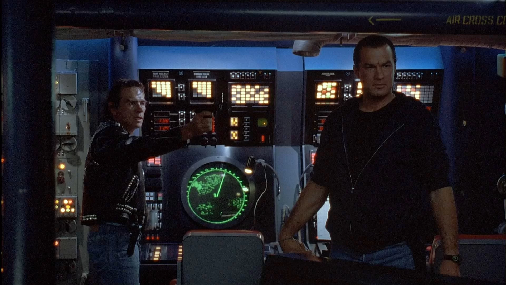 04 - PDV - Under Siege 1 1992 1080p Bluray VC-1DD51 - TrongVongVay 01.mkv_snapshot_01.32.34.424.webp