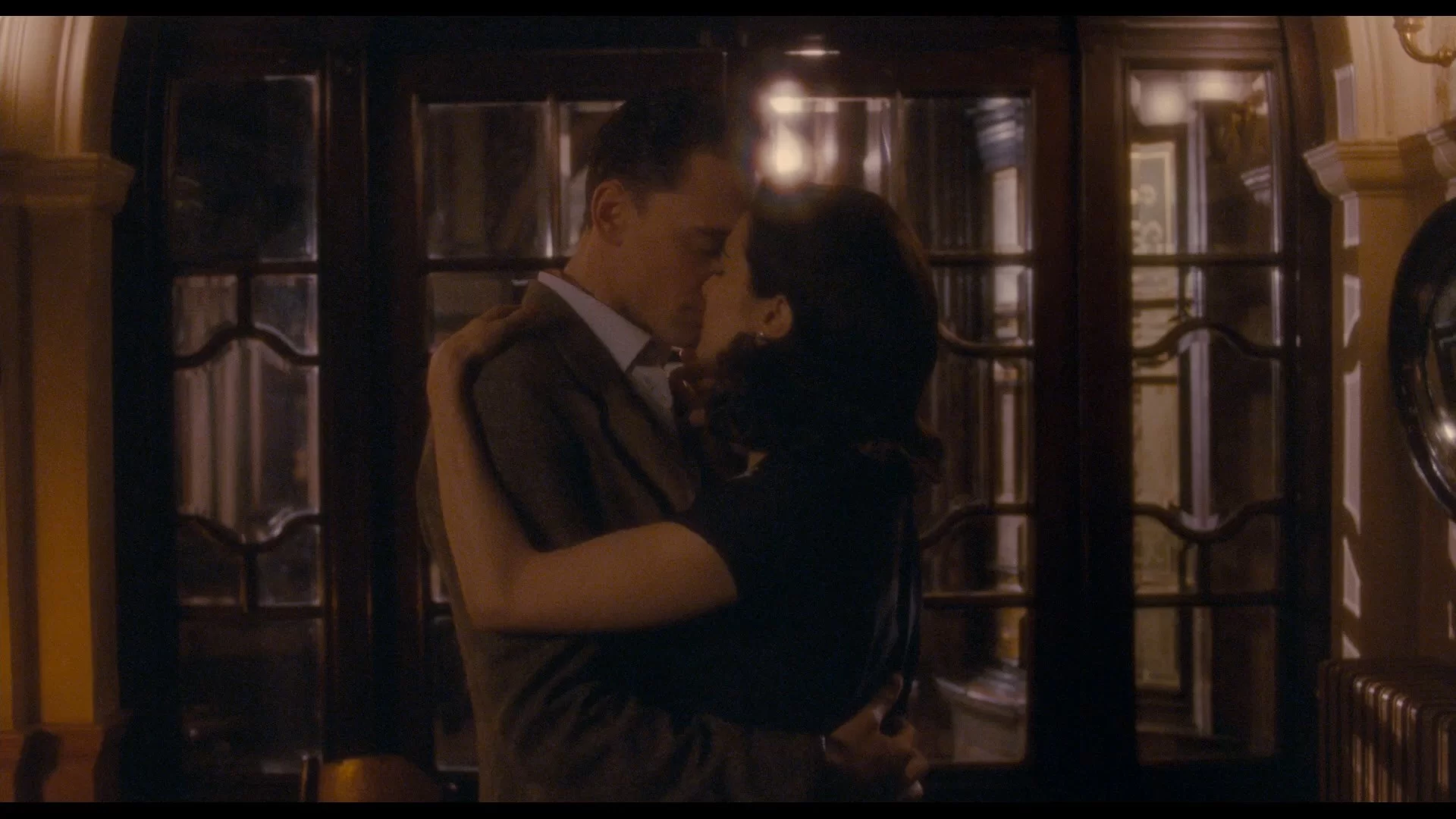 04 - The.Deep Blue Sea 2011 VIE 1080p.Remux AVC DTS-HD MA 5.1.mkv_snapshot_01.01.47.250.webp